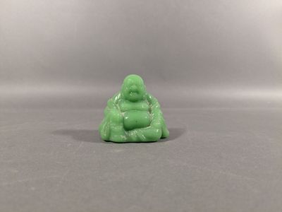 Bouddha assis souriant en pâte de verre à imitation du jade