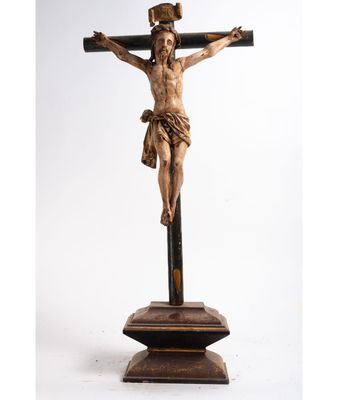 une statue de Jésus sur la croix, posée sur un socle