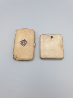 deux étuis à cigarettes en argent, l'un orné d'un diamant et l'autre d'une pierre verte