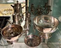 Lot de deux candélabres et un lot de pièces de forme en méta…