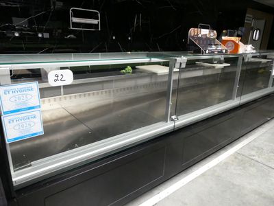 une vitrine en verre contenant beaucoup de nourriture