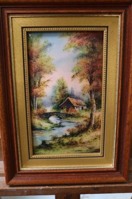 une vieille photo représentant un tableau d'une maison dans une forêt
