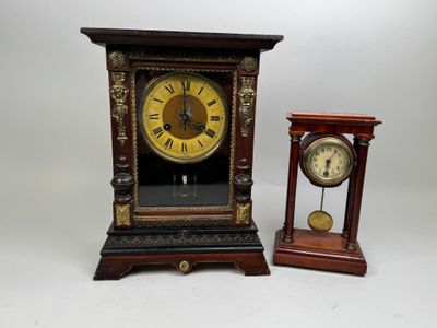 deux horloges placées l'une à côté de l'autre sur une table