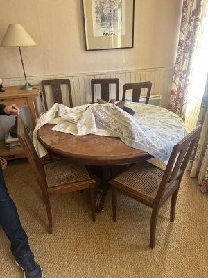 une femme assise à une table recouverte d'une couverture