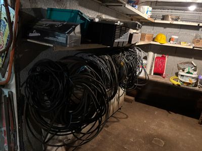 une pièce où les étagères sont encombrées de câbles