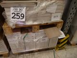 une pile de cartons posée sur une palette, avec une étiquette de prix