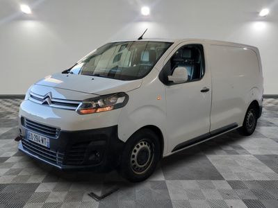 la camionnette blanche est garée sur le sol en damier d'une pièce