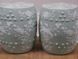 deux vases bleus et blancs posés sur une table en bois