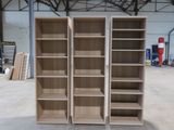 deux bibliothèques au milieu d'un entrepôt