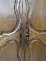 Armoire en merisier et châtaignier moulurés, corniche à chap… (photo 2)