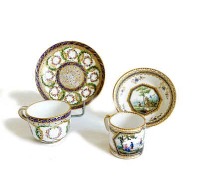 trois types différents de tasses et soucoupes en porcelaine posées sur un fond blanc