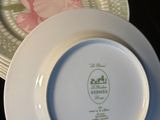 plusieurs assiettes posées sur une table