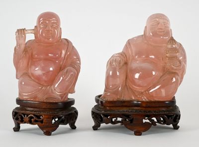 paire de figurines de Bouddha en jade rose sculptées, sur socle