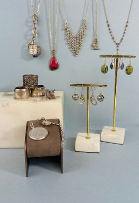 de nombreux colliers et bracelets exposés sur une table