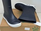 une paire de bottes de pluie noires posée sur un carton