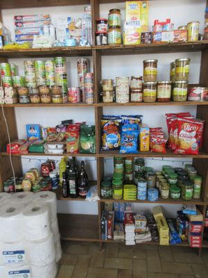 une étagère remplie de produits alimentaires et de condiments dans un magasin
