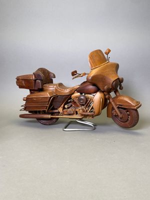 une maquette en bois représentant une moto avec des bagages à l'arrière