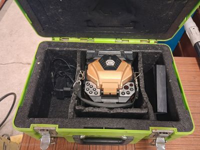 un étui vert contenant un objet jaune et noir