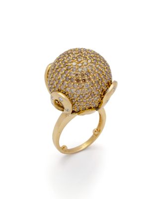 une bague boule en or et diamants, signée Van Cleef