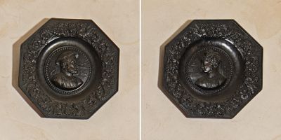 deux photos d'une plaque en bronze accrochée au mur
