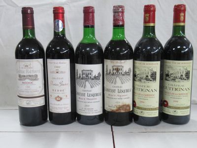 six bouteilles de vin sont alignées sur une table