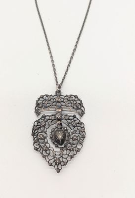 gros plan d'un collier sur une surface blanche