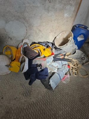 un tas de chaussures et d'autres objets par terre