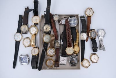 beaucoup de montres dans une boîte posée sur la table