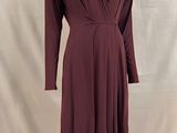 robe portefeuille violette sur un mannequin, sur fond blanc