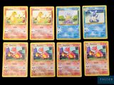 Plusieurs cartes Pokémon sont représentées les unes à côté des autres sur un fond noir