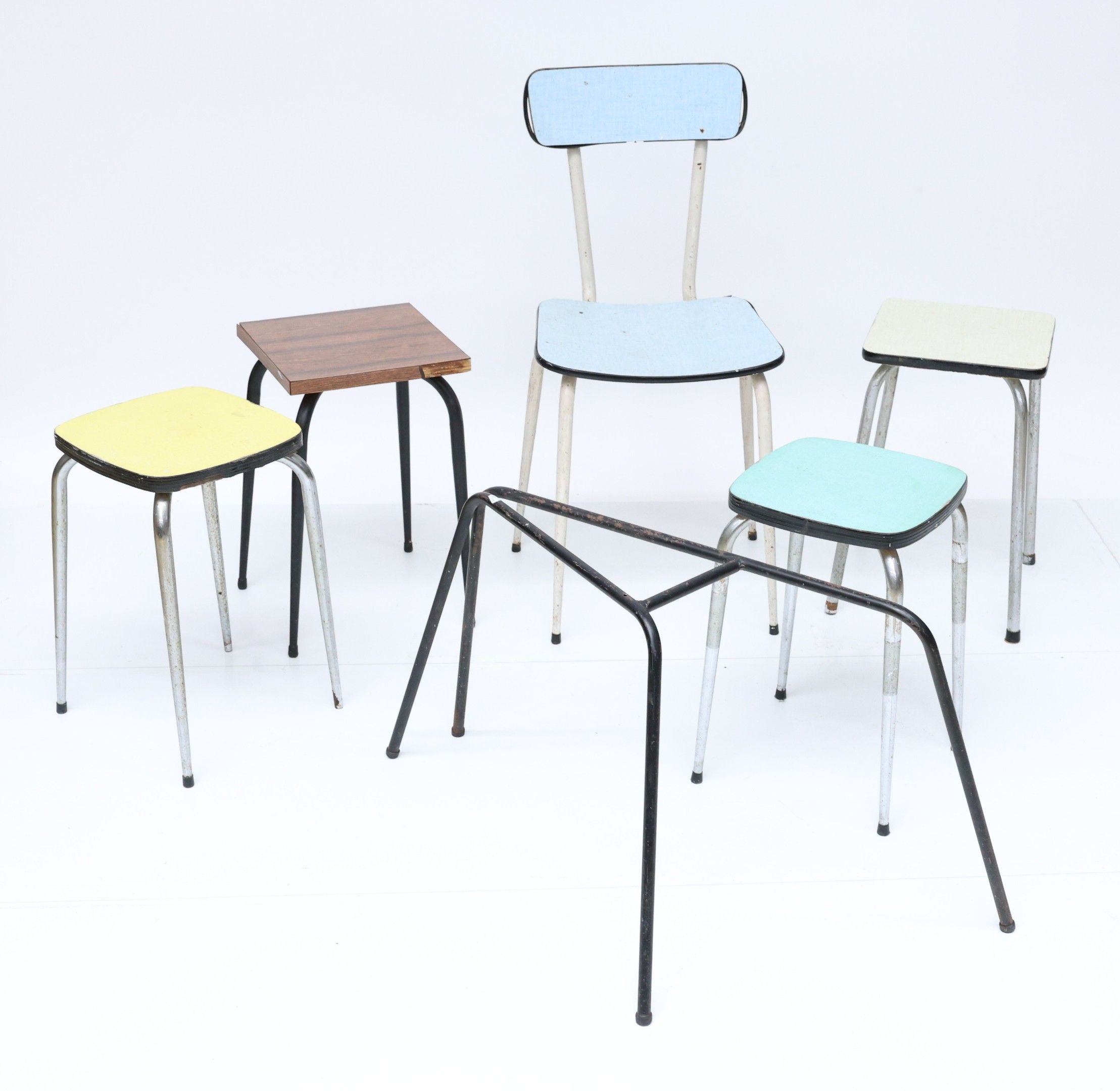 Lot en formica et métal comprenant: Une chaise, quatre tabou…