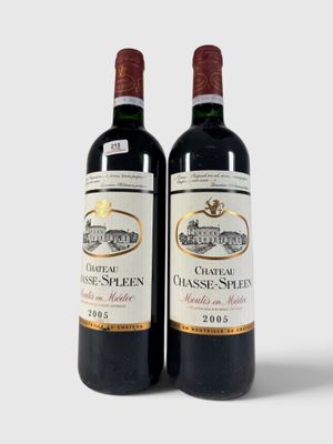 deux bouteilles de vin posées l'une à côté de l'autre sur une table