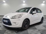 la voiture blanche est garée sur un sol en damier dans le garage