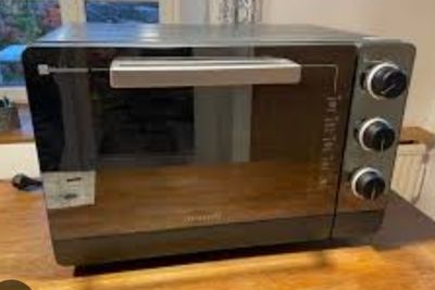 une photo d'un four grille-pain posé sur une table