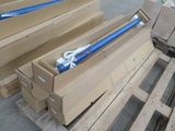 Plusieurs cartons sont empilés sur une palette, dans laquelle se trouve une batte de baseball.