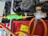 un tuyau vert situé à côté d'une boîte rouge