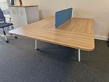 un bureau sur lequel se trouve un ordinateur portable, dans un bureau