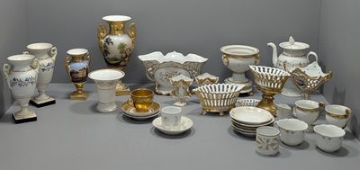 de nombreux types de vases et de bols sur la table