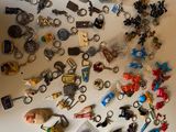 tout un tas de porte-clés posés sur la table