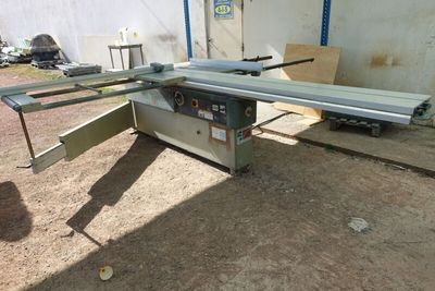 une machine posée sur le sol devant un bâtiment