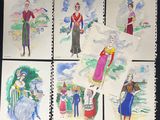 Plusieurs dessins représentant des personnes figurent sur un cahier à fond noir.