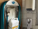 une photo d'une salle de bains avec un chauffe-eau et un lavabo