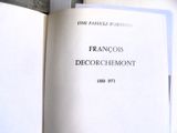 un livre ouvert posé sur une table