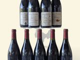 Plusieurs bouteilles de vin sont disposées en pyramide sur une table