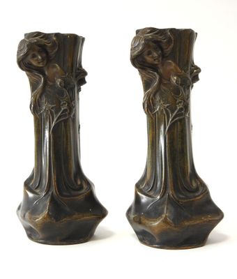 deux vases posés côte à côte sur une surface blanche