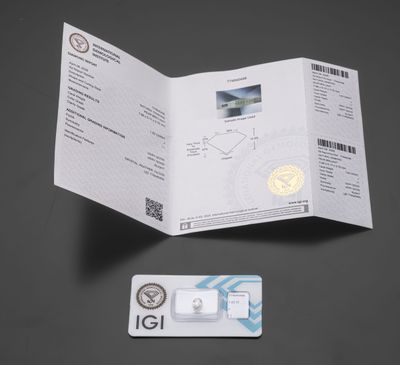 un passeport et une carte posés sur une table