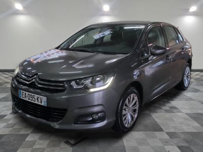 la voiture grise est garée sur un sol en damier dans le garage