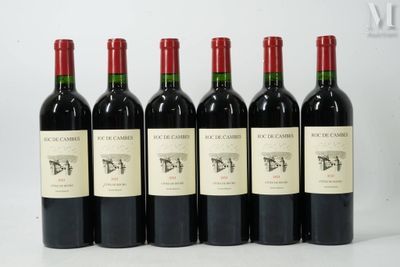 six bouteilles de vin rouge sont alignées