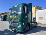 un camion vert garé sur un parking