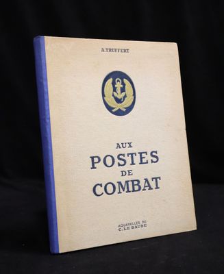 un livre à la couverture bleue posé sur une table noire